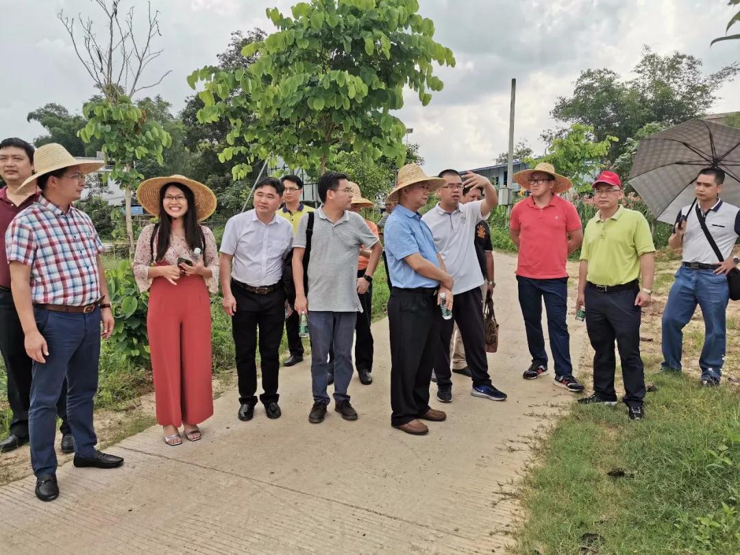 黃圃鎮(zhèn)領(lǐng)導(dǎo)率榮業(yè)食品有限公司董事長王顯韜及一眾工商聯(lián)企業(yè)家到肇慶市懷集縣參觀考察