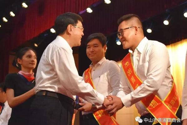 黃圃鎮(zhèn)工商聯(lián)會(huì)長、榮業(yè)食品董事長王顯韜榮獲“鳳凰獎(jiǎng)”杰出菁英人物獎(jiǎng)