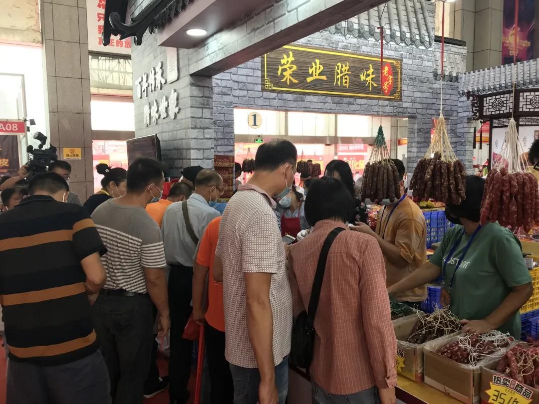 中山首屆黃圃臘味美食文化旅游節(jié)開幕，榮業(yè)食品華麗亮相，受到熱烈追捧